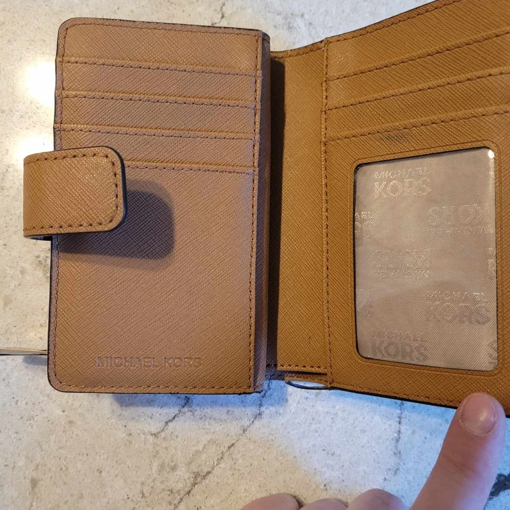 $75EMT Michael Kors vanilla bifold compact, signature logo wallet. EUC - Picture 3 of 13